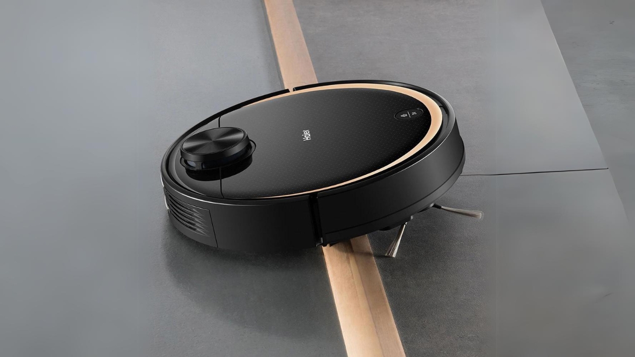 Robot-Vacuum-Cleaner-Crossing-Huddles