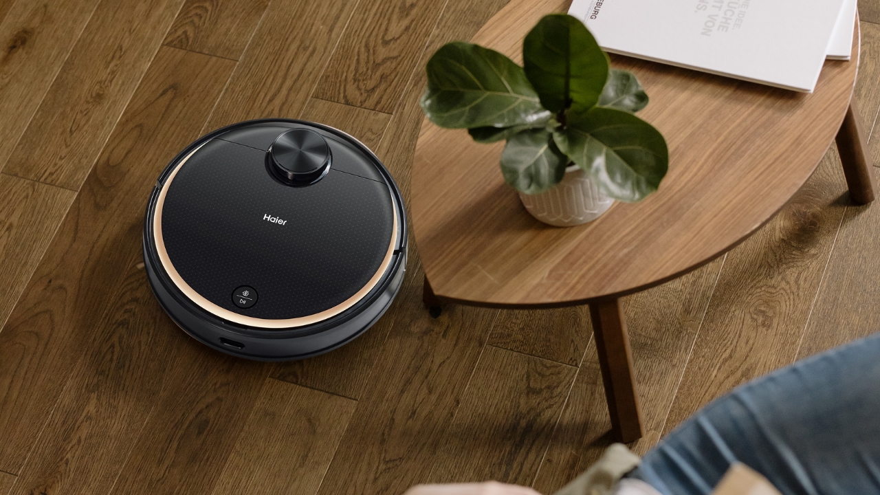 Robot-Vacuum-Cleaning-Floor