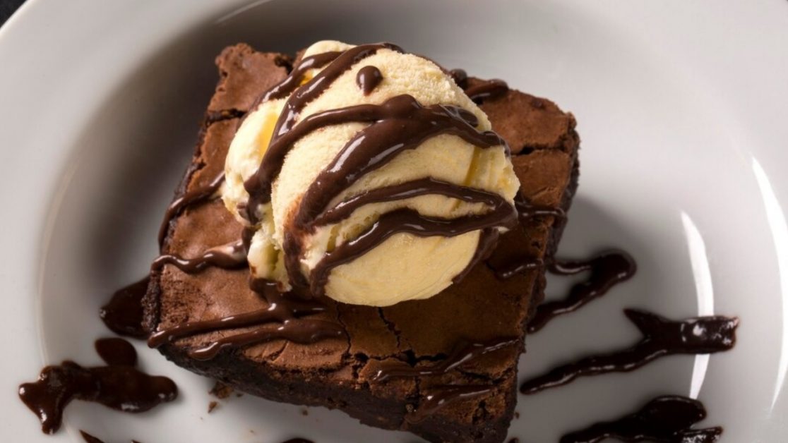 Enjoy Brownie and ice combo with microwave