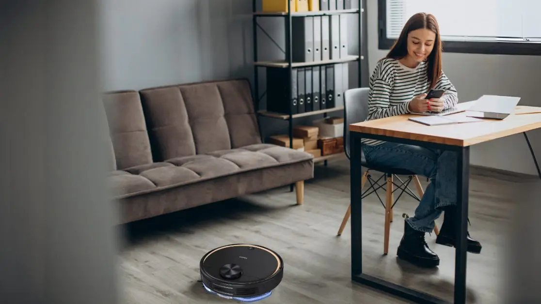 Bachelors are loving this robot vacuum cleaner