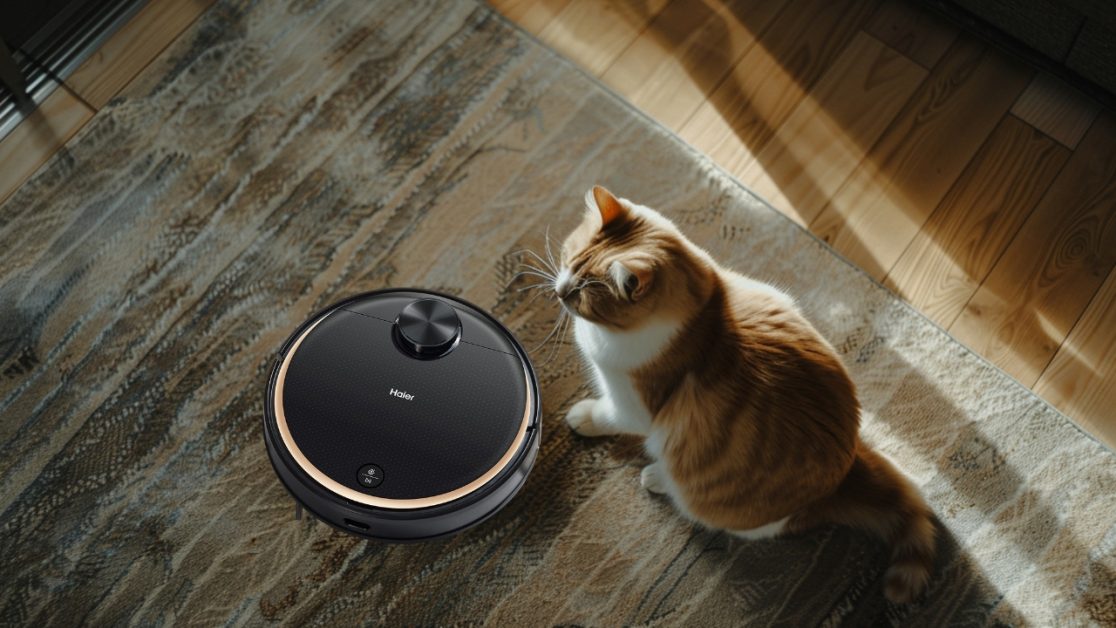 Robot vacuum cleaner Handles the Cat Mess