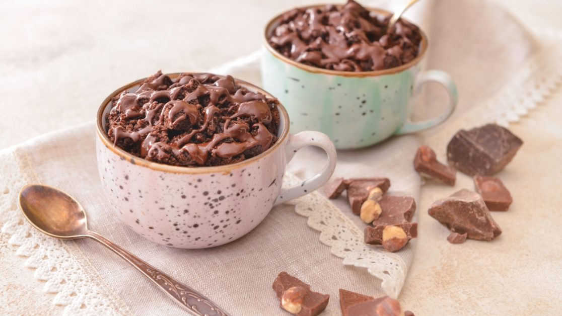 Make delicious mug cake in microwave