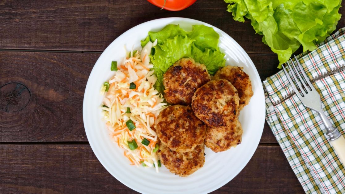 Cutlets with Lettuce and Veggies
