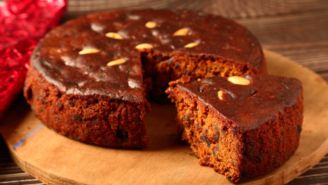 Light hydration before reheating plum cake