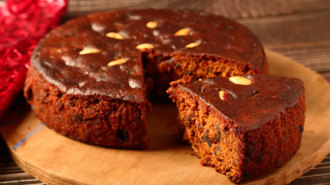 Light hydration before reheating plum cake