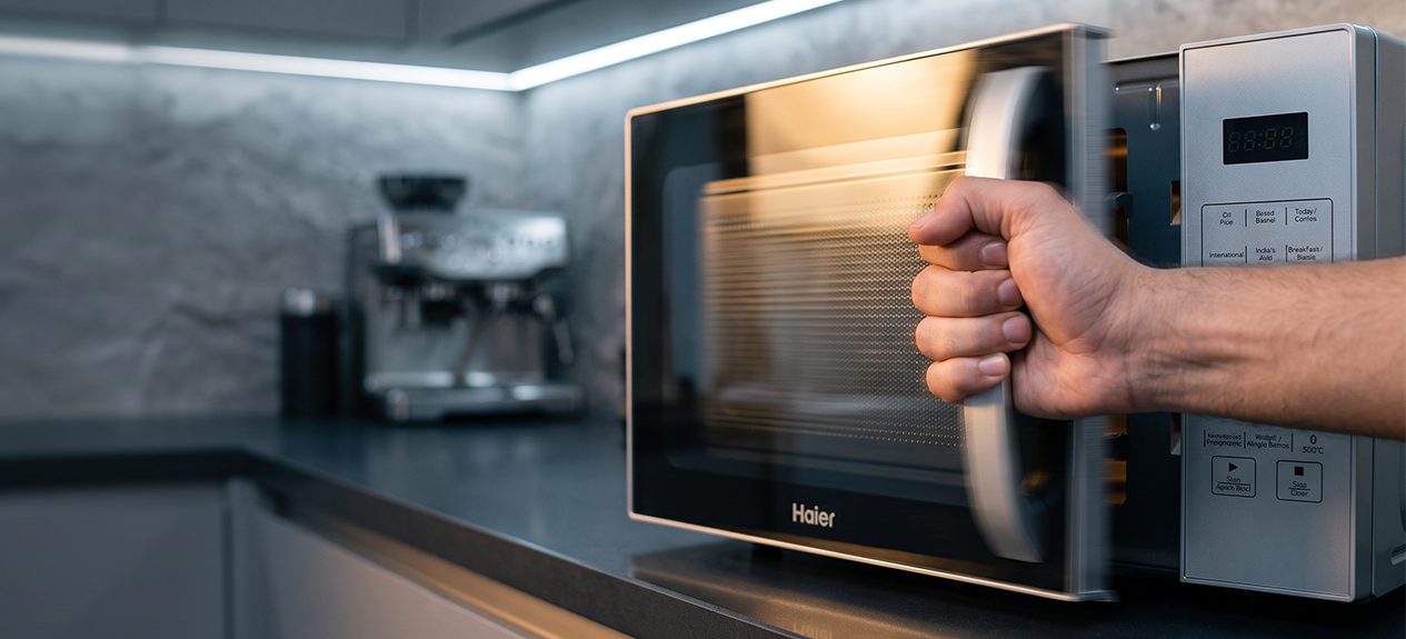 3 Daily Habits That Ruin Your Microwave: Door Slamming and Latches